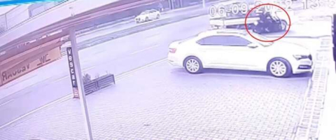 Bursa'da motosiklet ile kamyonetin kazası kameralarda