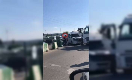 Servis şoförleri ile kamyon şoförünün yol verme kavgası ringleri aratmadı