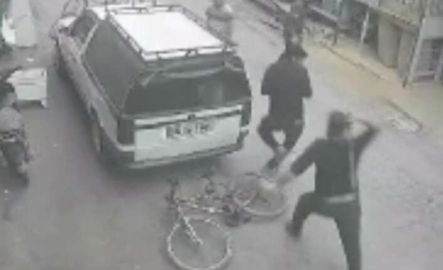 İş yerini basıp patronu ve oğlunu bıçakladı, o anlar kamerada