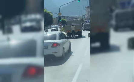 Kamyonetin arkasında patenle ölümüne yolculuk