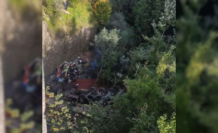 Tır viyadükten dereye uçtu