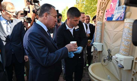 Bakan Bozdağ, mezun olduğu üniversitede çorbayı çeşmeden içti