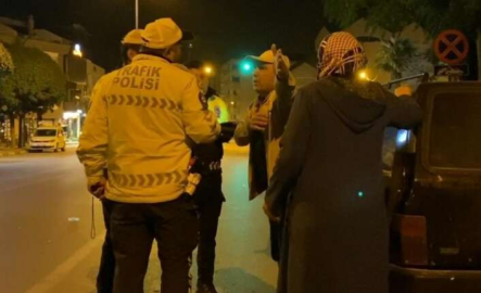 Bursa'da polisin sürücü ile imtihanı kamerada