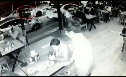 Bursa’da otomobilin kapısını bir anda açtı, motokurye çarparak böyle kaza çarptı