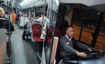 Gündüz belediye otobüsünde direksiyon sallıyor, gece sevenlerine şiir okuyor
