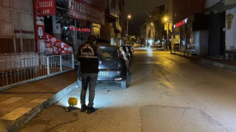 Silah sesini duyup balkona çıkan komşu yaralandı