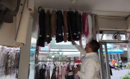 Yıllardır müşterilerinin unuttuğu kıyafetleri saklıyor