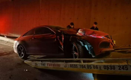 Bursa'da otomobil, yolcu indiren otobüse çarptı: 1 yaralı