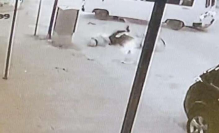 Motosikletli gencin ölümden döndüğü kaza kamerada