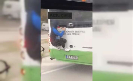 Bursa’da otobüse asılan örümcek çocuk kameraya yansıdı