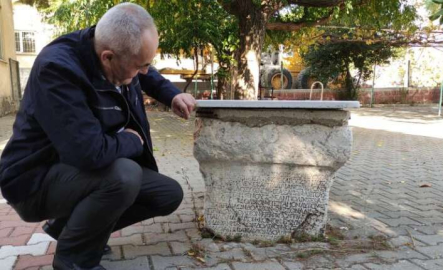 Köy meydanındaki tarihi taş 2 bin yıllık şampiyonu ortaya çıkardı