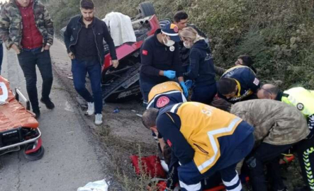 Kamyona çarpan otomobil kanala düştü 1'i ağır 4 yaralı