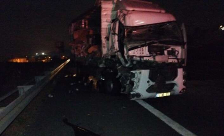 Otobanda feci ölüm! Arızalanan aracından inen sürücüye kamyon çarptı