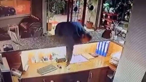 Müşteri gibi geldi, 40 bin liralık telefonu zıplayarak böyle çaldı