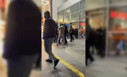 Bursa'da AVM'de kavga anları kameraya yansıdı