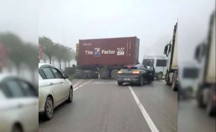 Bursa İzmir yolunda sis sebebiyle zincirleme kaza....Çok sayıda araç birbirine girdi