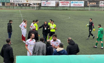 Sakatlanan hakem elinde bandajla maçı yönetti