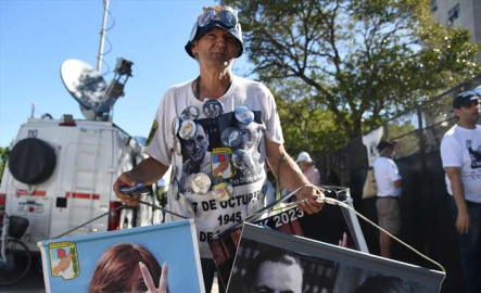 Kirchner'a yolsuzluk davasında 6 yıl hapis cezası