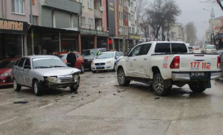 İnegöl'de kamyonet ile otomobil çarpıştı.. 1 yaralı!