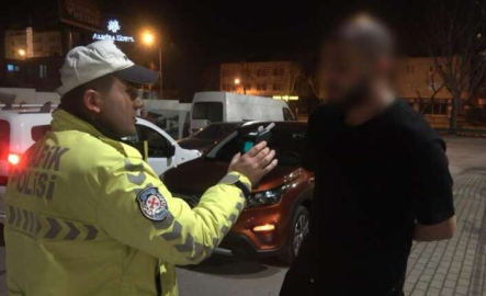 Sürücüden bir garip istek: Beni ters kelepçe yapın!