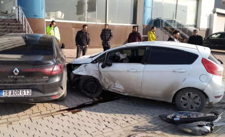 Tabelaları devirip, park halindeki araca çarptı!