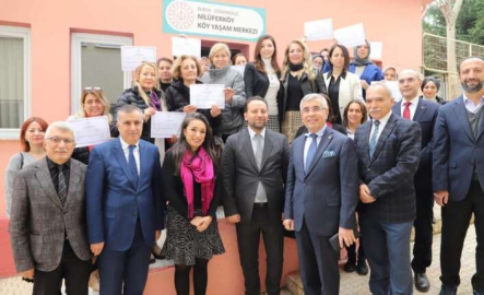 Bursa'da Aile Okulu'na katılan veliler sertifikalarını aldı