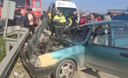 D-100’de bariyerlere çarpan Tofaş kağıt gibi ezildi: 2 yaralı