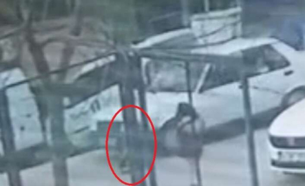 Yola aniden fırlayan çocuk otomobilin altında kaldı