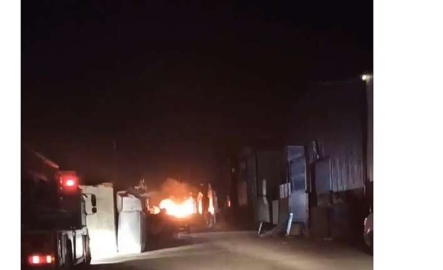 Geri dönüşüm kutusundan yükselen alevler