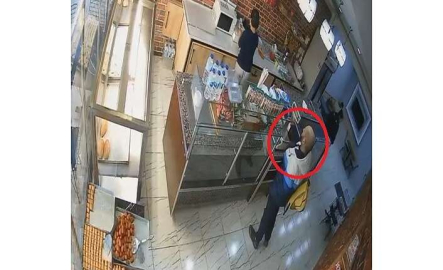 Sadaka kutusunu çalan vicdansız hırsız