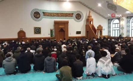 Londra’da bayram namazı 3 kez kılındı