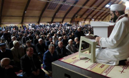 Paris'te 2 bin Müslüman bayram namazını kapalı spor salonunda kıldı