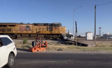 Yük treni raylardaki aracı biçti