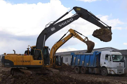Depremzedeler için bayramlarını hiçe sayıp 1 Mayıs Emek ve Dayanışma Günü'nde işçiler depremzedeler için mesai harcıyor