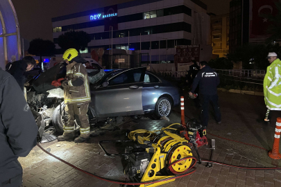 Metro hattının duvarına çarpan otomobildeki 3 kişi öldü