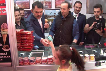 Bakan Kurum tezgahın başına geçti, dondurma ikram etti