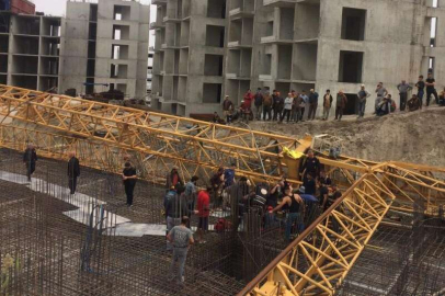 İnşaat şantiyesinde vinç devrildi: 1 kişi yaralandı