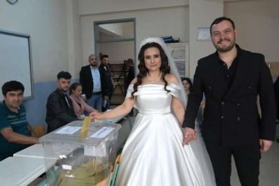 Düğünlerini yarıda kesip oy kullandılar