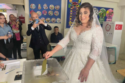 Gelinliğiyle sandık başına gitti