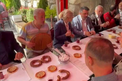 Oktay Yılmaz’ın esnafla çay-simit-sohbet keyfi