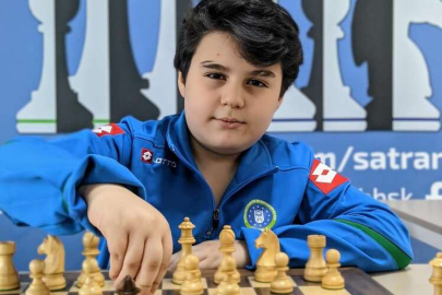 Satranççı Yağız Kaan Erdoğmuş dünya zirvesinden inmiyor