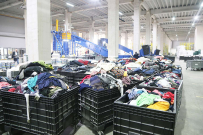Okullarda toplanan giysiler 45 ülkeye ihraç ediliyor!