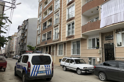 Çocuk beşinci kattan otomobilin üstüne düştü