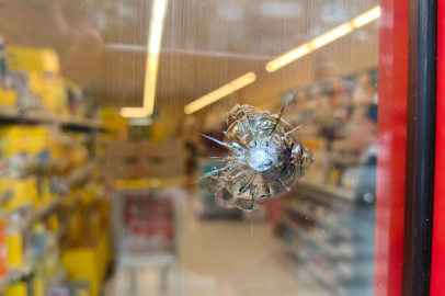 Markete pompalı tüfekle saldırı