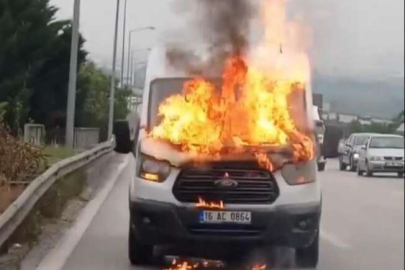 Seyir halindeki servis minibüsü alev alev yandı
