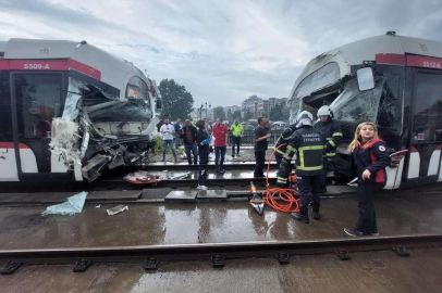 Tramvaylar çarpıştı: Çok sayıda yaralı var