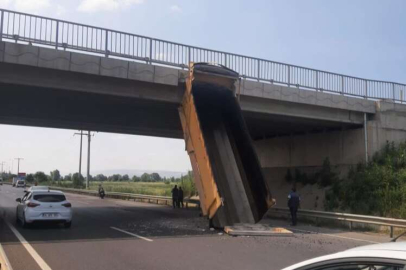 Damperi üst geçide çarpan kamyon şarampole uçtu: 1 yaralı