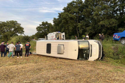 Düğüne giden minibüs devrildi: 1'i ağır 3 yaralı
