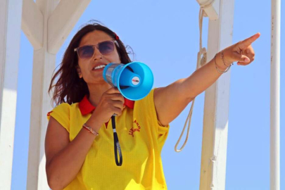 Kadın cankurtaranları gören erkekler boğulma numarası yapıyor