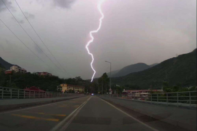Yıldırım düşme anı araç kamerasına yansıdı